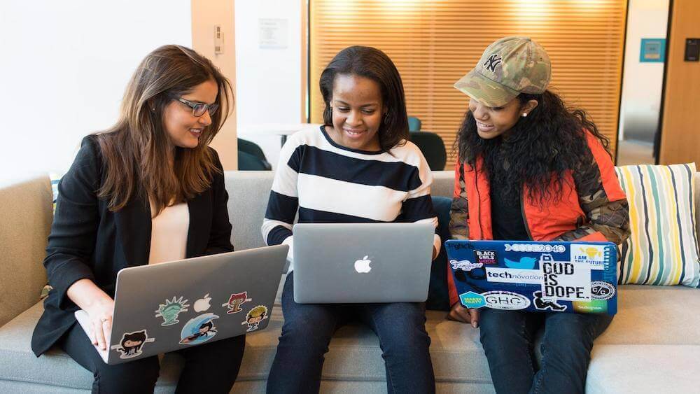 Studentenjob von zu Hause: Flexibel Geld verdienen als Chat-Moderator 1 studenten mit ein schreibjob
