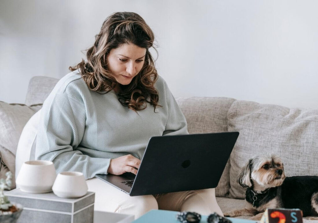 8 Gründe, warum ein Home-Office-Chat-Job deine Jobsuche erleichtern kann 2 text chat moderator job • Arbeit Zuhause